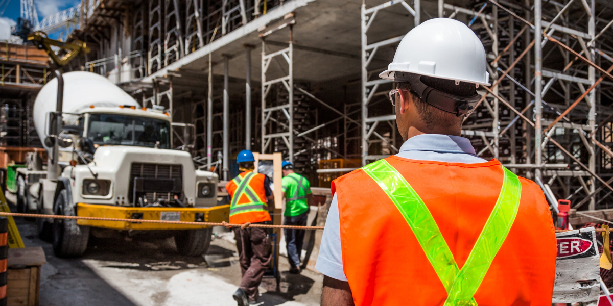 Rischio calore nei cantieri temporanei e mobili: gestione operativa e applicazione dell’Ordinanza Emilia-Romagna 72/2026 Tra i settori maggiormente esposti agli effetti delle ondate di calore vi è senza dubbio quello dell’edilizia. Le attività svolte nei cantieri temporanei e mobili presentano infatti caratteristiche che amplificano il rischio derivante dalle elevate temperature quali il lavoro all’aperto, l’esposizione diretta alla radiazione solare, l’attività fisicamente impegnative, l’utilizzo di dispositivi di protezione individuale e la frequente presenza di superfici che accumulano e riflettono calore. Per tale motivo la Regione Emilia-Romagna (come molte altre Regioni) per ridurne l’impatto sui lavoratori ha fornito specifiche indicazioni e la possibilità di usufruire di particolari orari proprio nel settore costruzioni oltre che in quelli legati all’ agricoltura, ai lavori forestali, alla logistica, ai lavori nelle cave e rider.